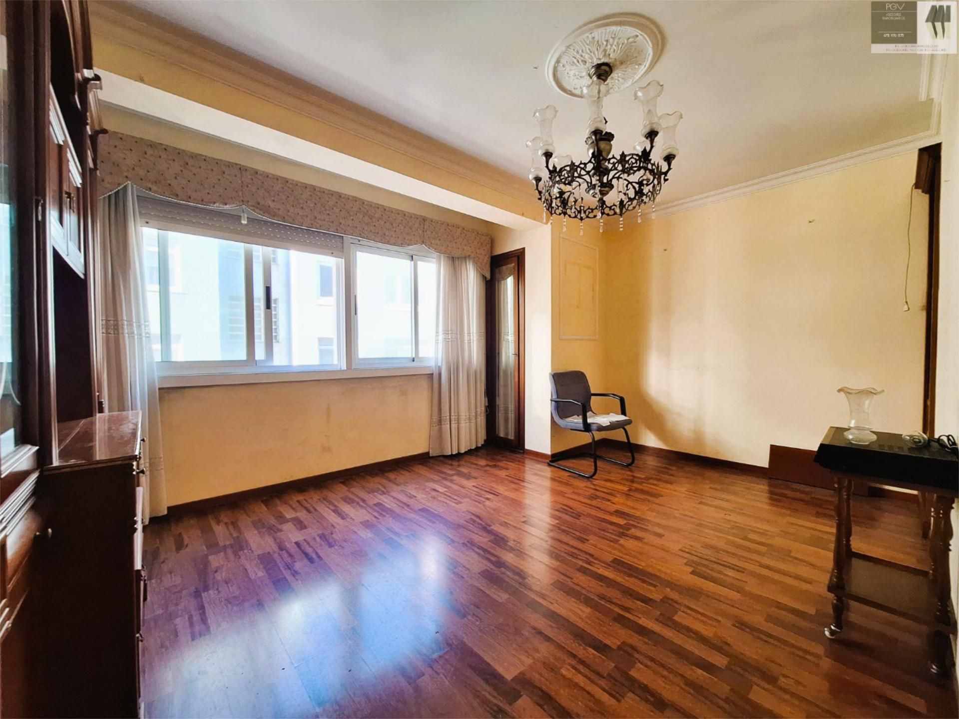 Piso en venta en Rúa Fuente Álamo, 2, Agra del Orzán - Ventorrillo Sala de estar de Piso en venta en A Coruña Capital con Parquet, Trastero y Amueblado
