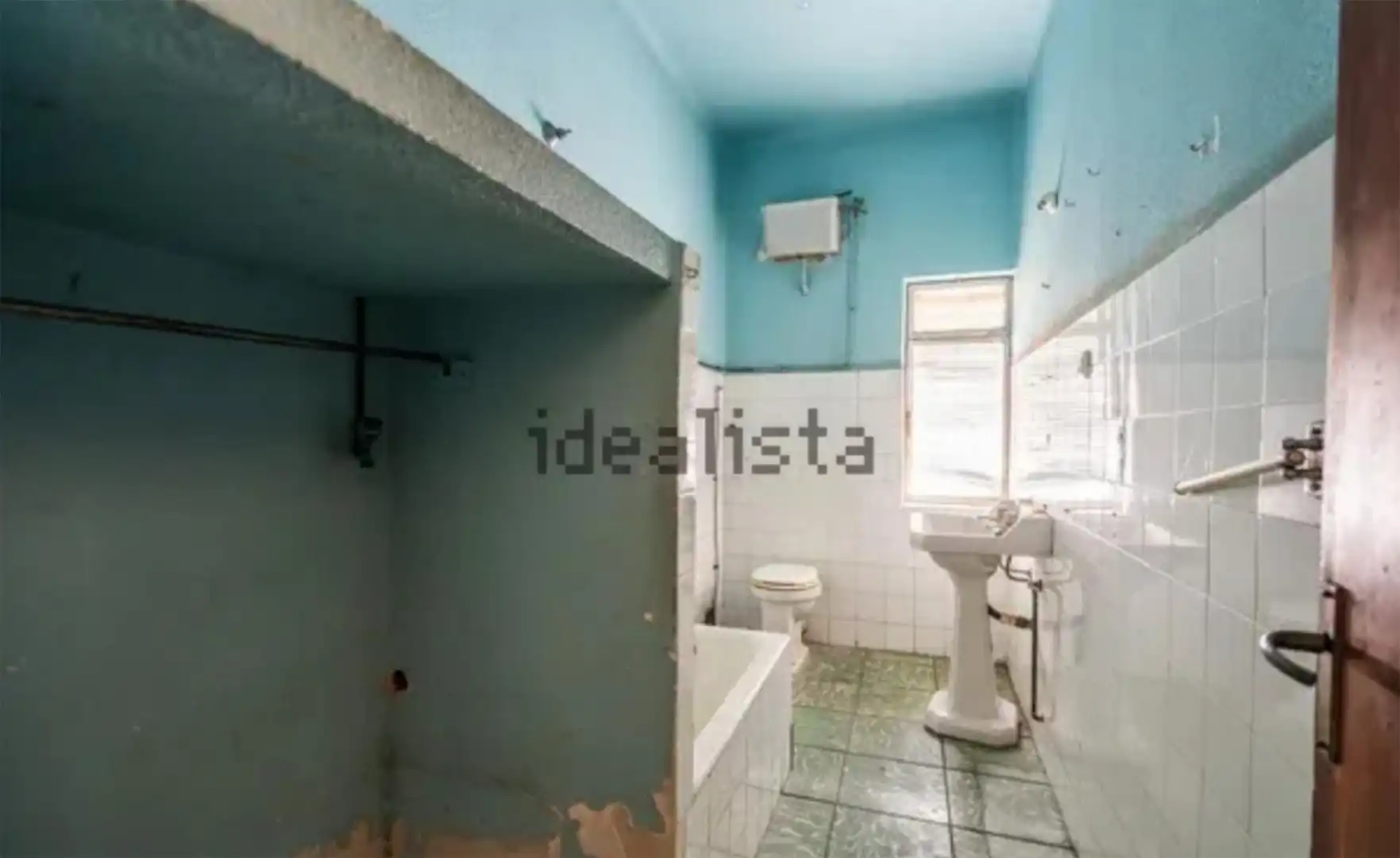 Detached homes for sale in Calle Ronda de la Iglesia, 1, El Tiemblo Bathroom of Detached homes for sale in El Tiemblo with Terrace and Storage room