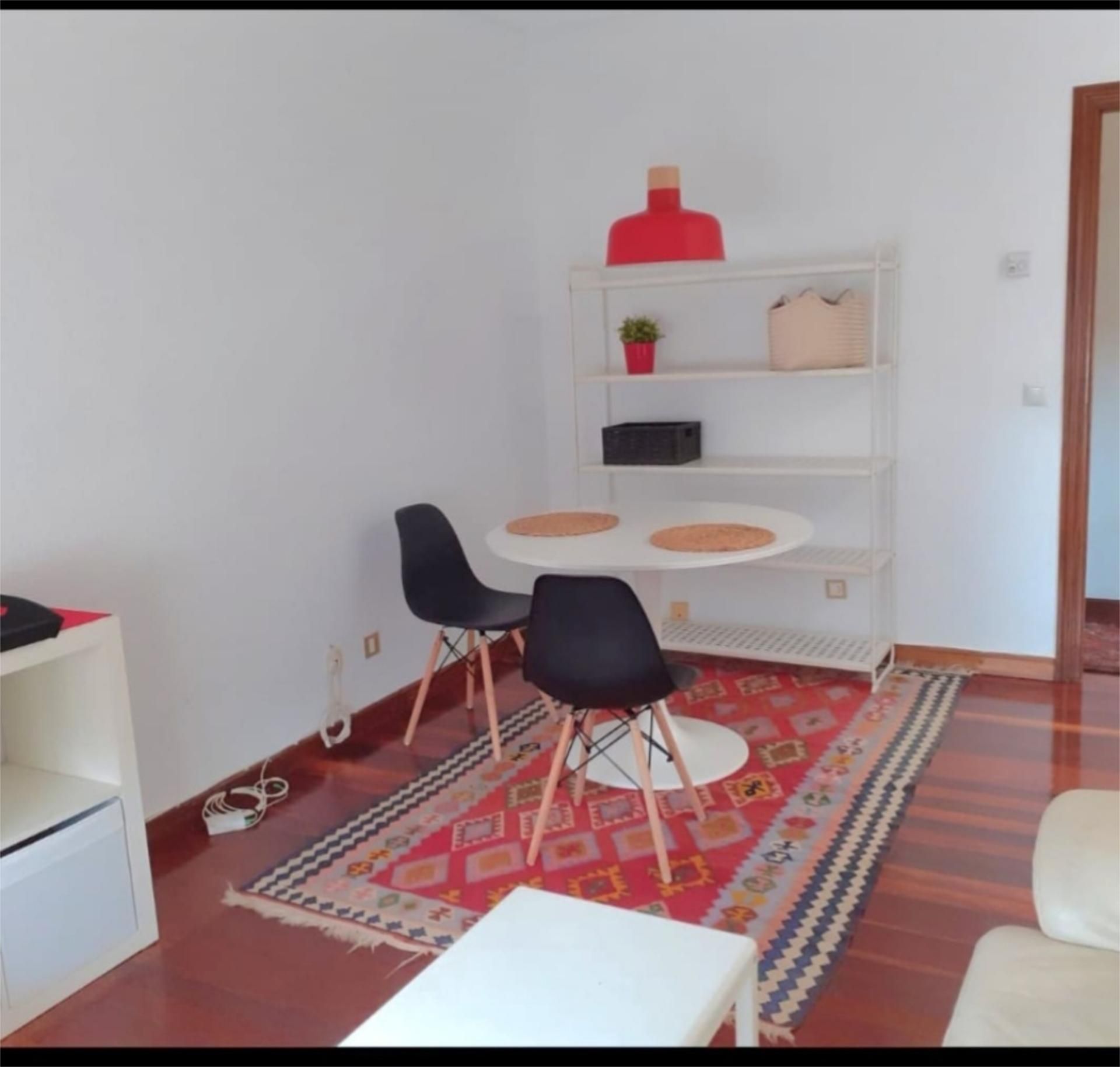 Menjador de Apartament de lloguer en Getxo  amb Calefacció, Parquet i Moblat