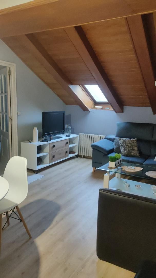 Sala d'estar de Pis de lloguer en Santiago de Compostela  amb Calefacció, Parquet i Moblat