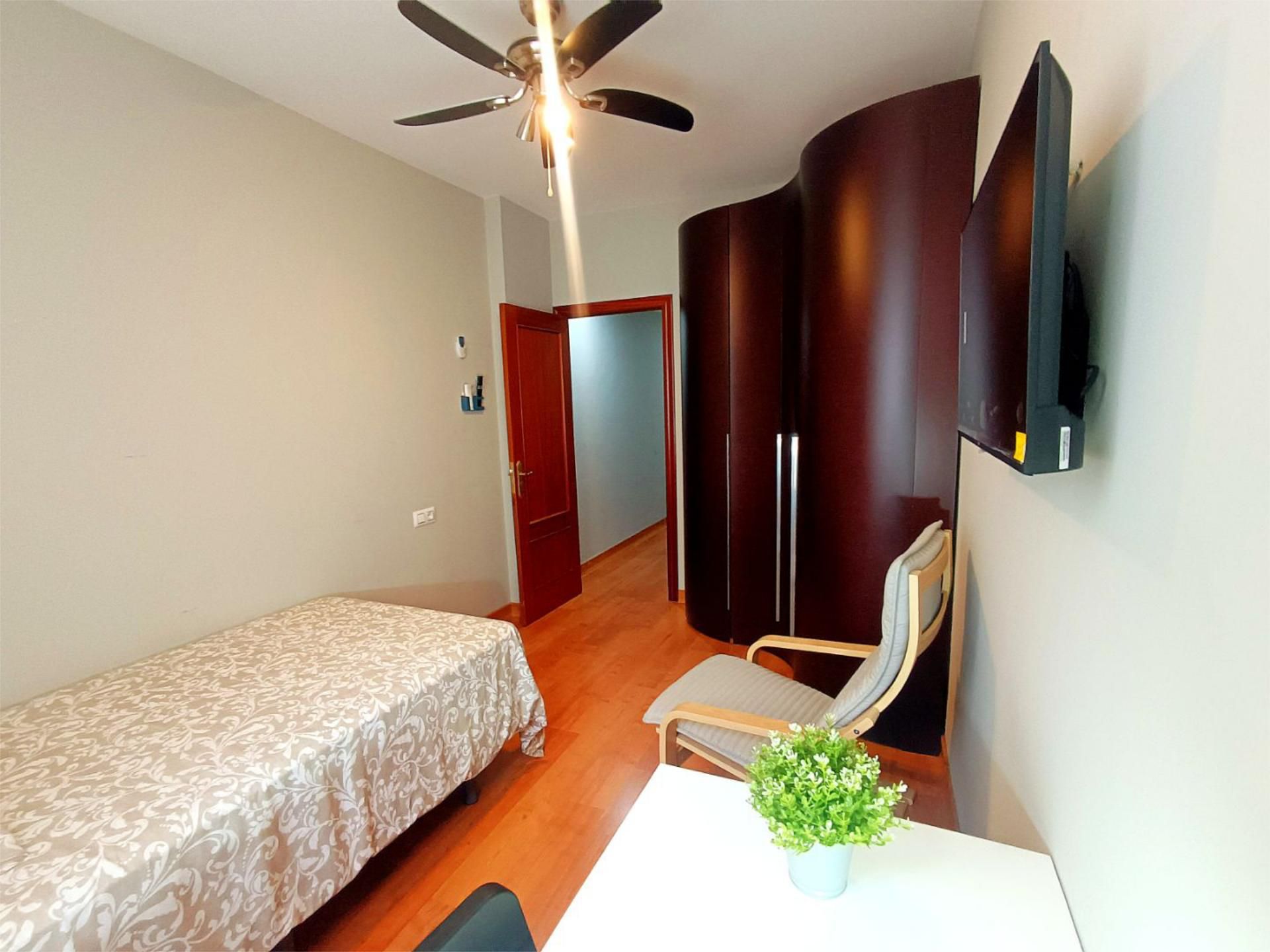 Pis per a compartir a Calle Conde de Santa Bárbara, 1, Almensilla Dormitori de Pis per a compartir en Almensilla amb Aire condicionat, Parquet i Traster