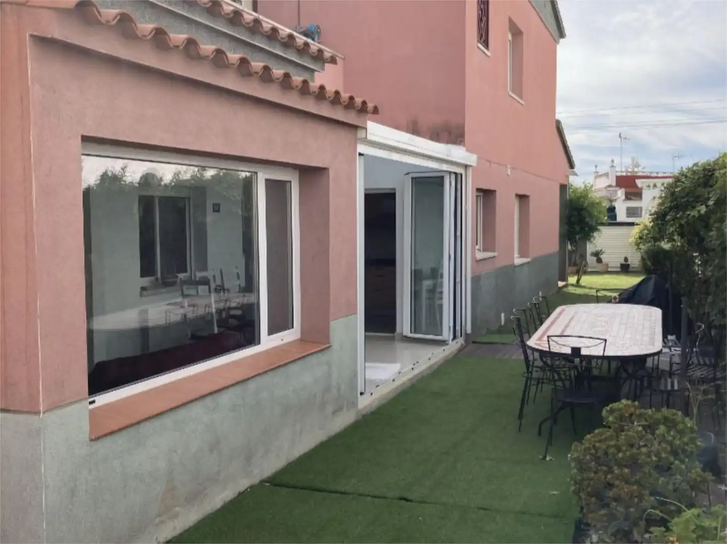 Einfamilien-Reihenhaus zum Verkauf in Clarà Terrasse von Einfamilien-Reihenhaus zum Verkauf in Torredembarra mit Heizung, Privatgarten und Terrasse