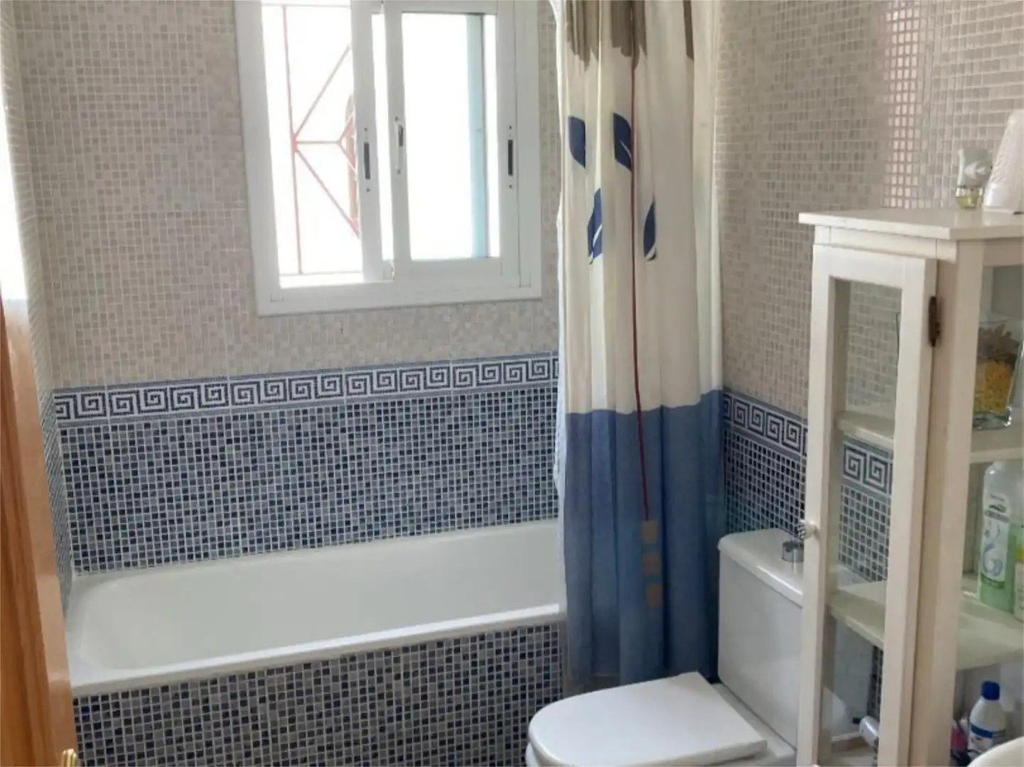 Einfamilien-Reihenhaus zum Verkauf in Clarà Badezimmer von Einfamilien-Reihenhaus zum Verkauf in Torredembarra mit Heizung, Privatgarten und Terrasse