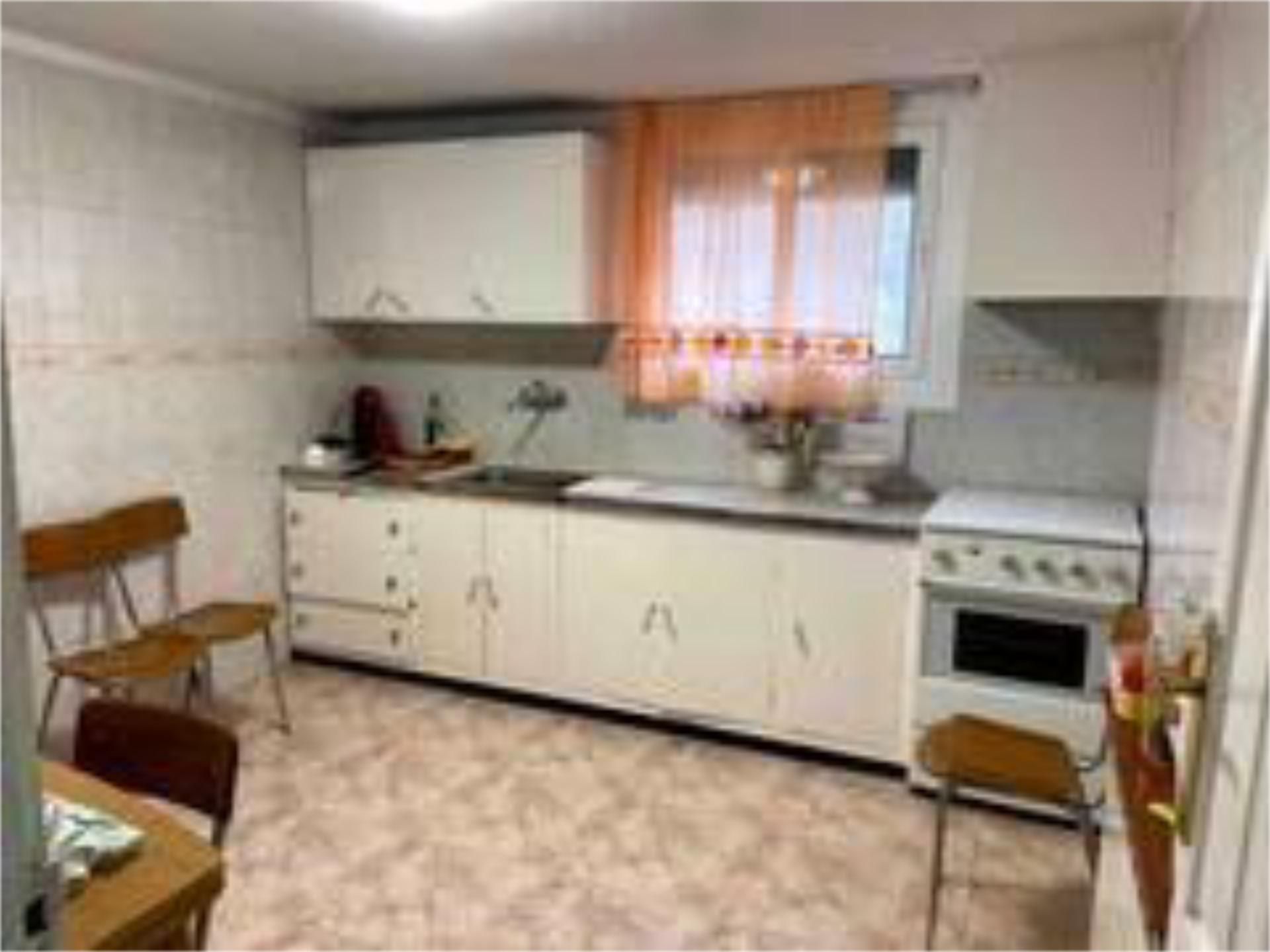 Casa o xalet en venda a Algerri Cuina de Casa o xalet en venda en Algerri amb Calefacció, Jardí privat i Terrassa