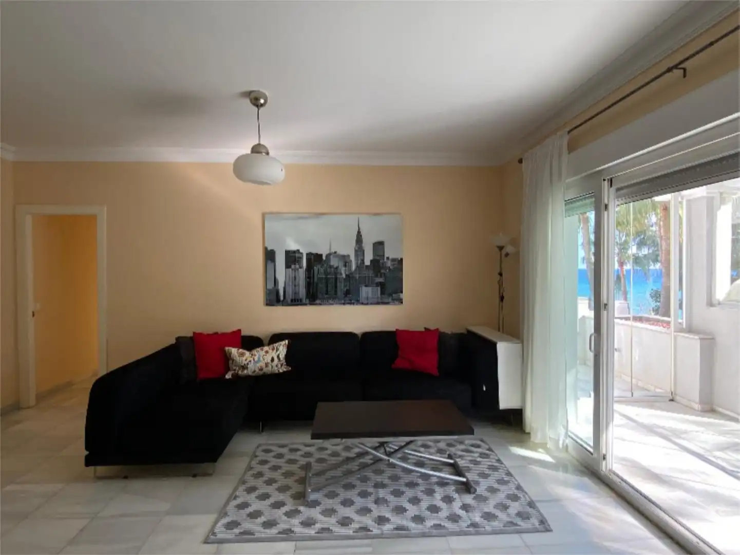 Pis en venda a Calle Arquitecto Pablo Cerezo, 7, Zona de Punta Plata Sala d'estar de Pis en venda en Estepona amb Aire condicionat, Terrassa i Piscina