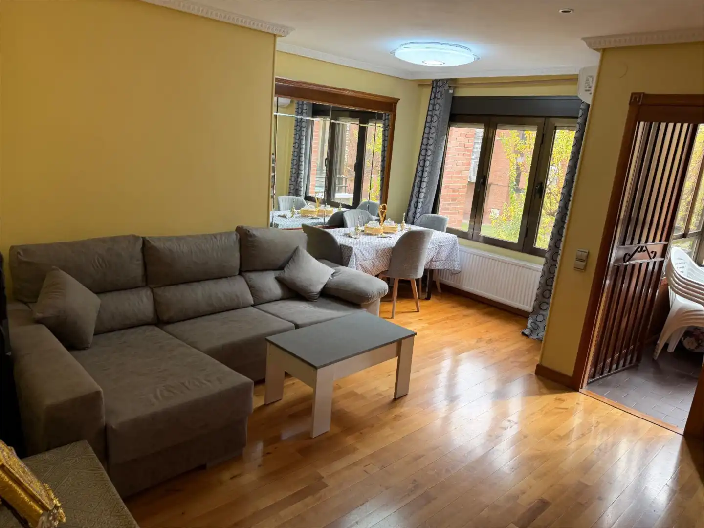Piso en venta en Avenida de Portugal, 33, El Carrascal Sala de estar de Piso en venta en Leganés con Aire acondicionado, Calefacción y Jardín privado