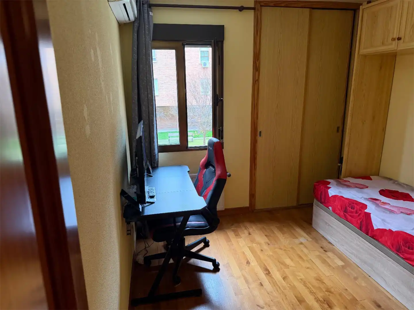 Piso en venta en Avenida de Portugal, 33, El Carrascal Habitación de Piso en venta en Leganés con Aire acondicionado, Calefacción y Jardín privado