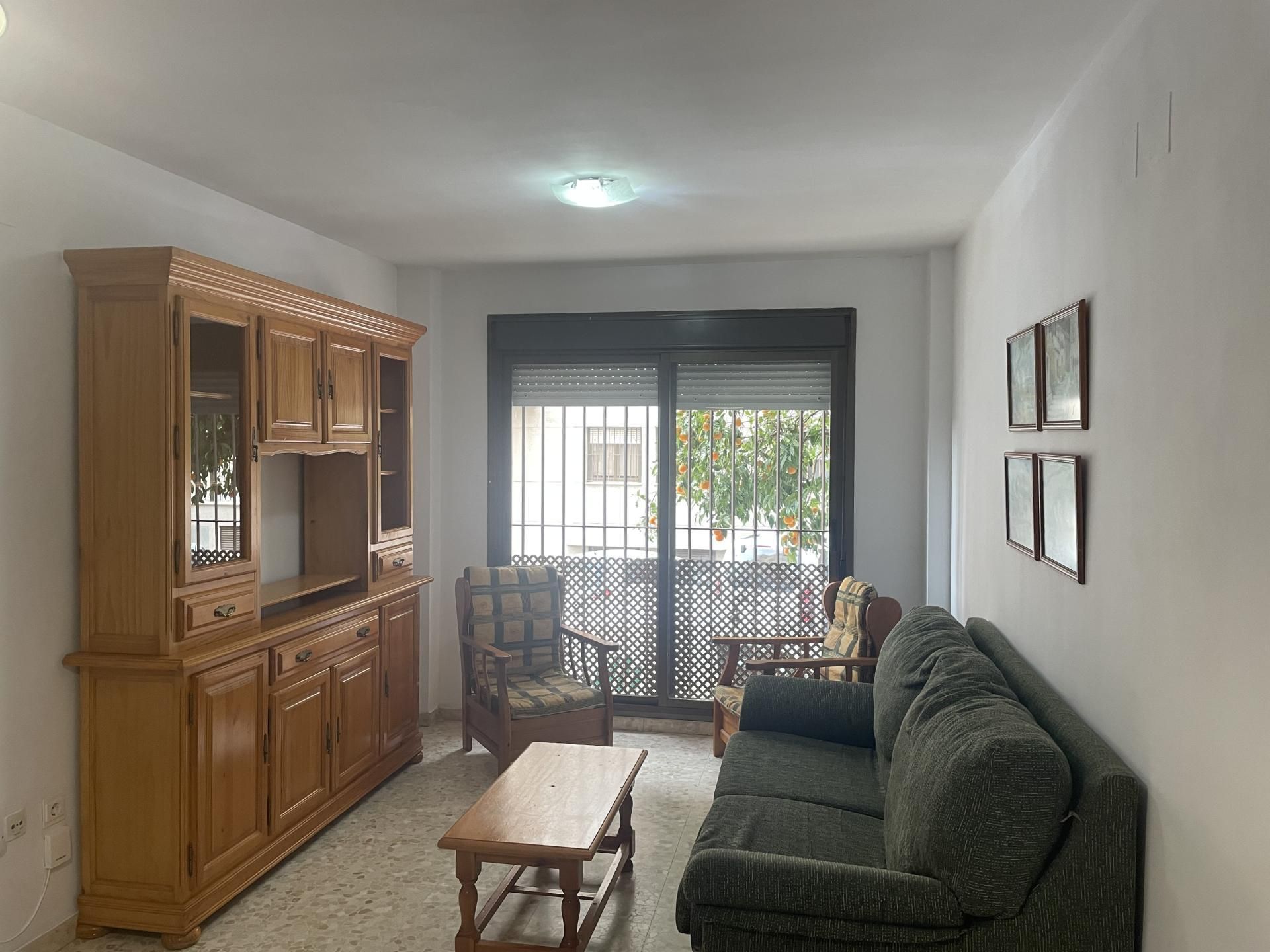 Sala d'estar de Pis de lloguer en Jerez de la Frontera amb Moblat i Balcó