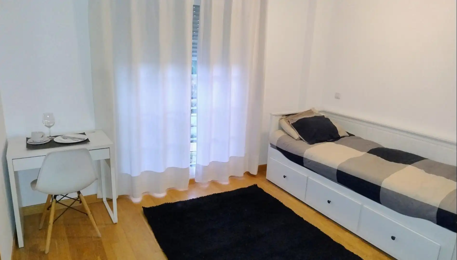 Room in Calle Arousa, 46, Las Castañeras - Bulevar