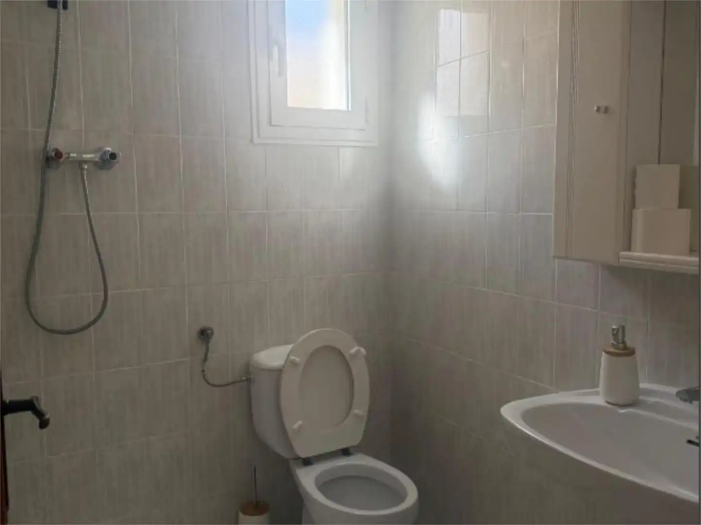 Dúplex en venta en Carrer del Bolitx, 6, Oliva Playa Baño de Dúplex en venta en Oliva con Terraza, Piscina y Balcón