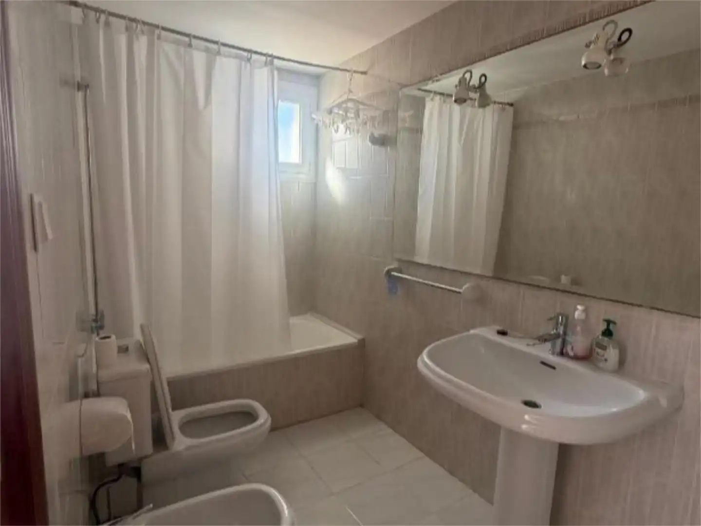 Dúplex en venta en Carrer del Bolitx, 6, Oliva Playa Baño de Dúplex en venta en Oliva con Terraza, Piscina y Balcón