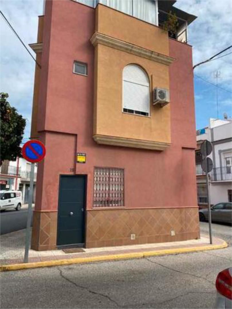 Vista exterior de Casa o xalet en venda en Lora del Río amb Terrassa i Traster
