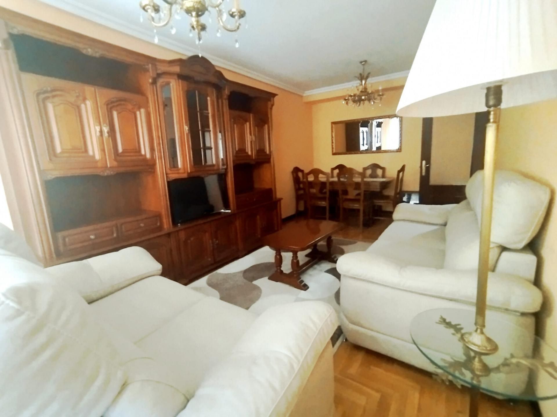 Pis en venda a Calle Rafael María de Labra, 15, Fozaneldi - Tenderina Sala d'estar de Pis en venda en Oviedo