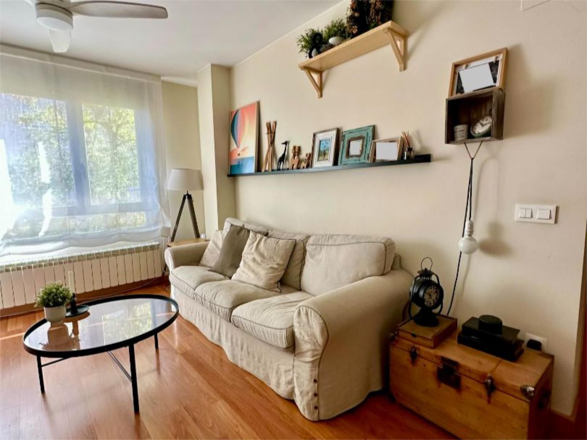 Àtic en venda a Calle de Pedrola, 4, Zaragoza Capital Sala d'estar de Àtic en venda en Zaragoza Capital amb Terrassa i Balcó