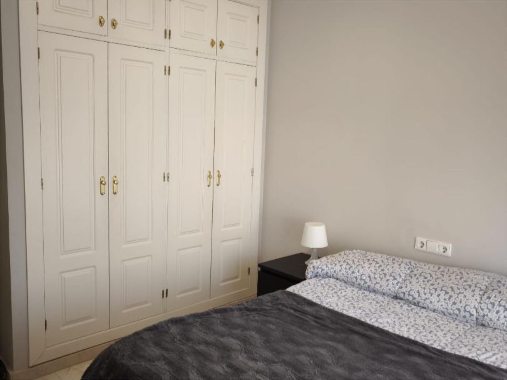 Casa adosada per a compartir a Calle Lima, 35, La Concha - Resina Golf Dormitori de Casa adosada per a compartir en Estepona amb Jardí privat, Terrassa i Piscina