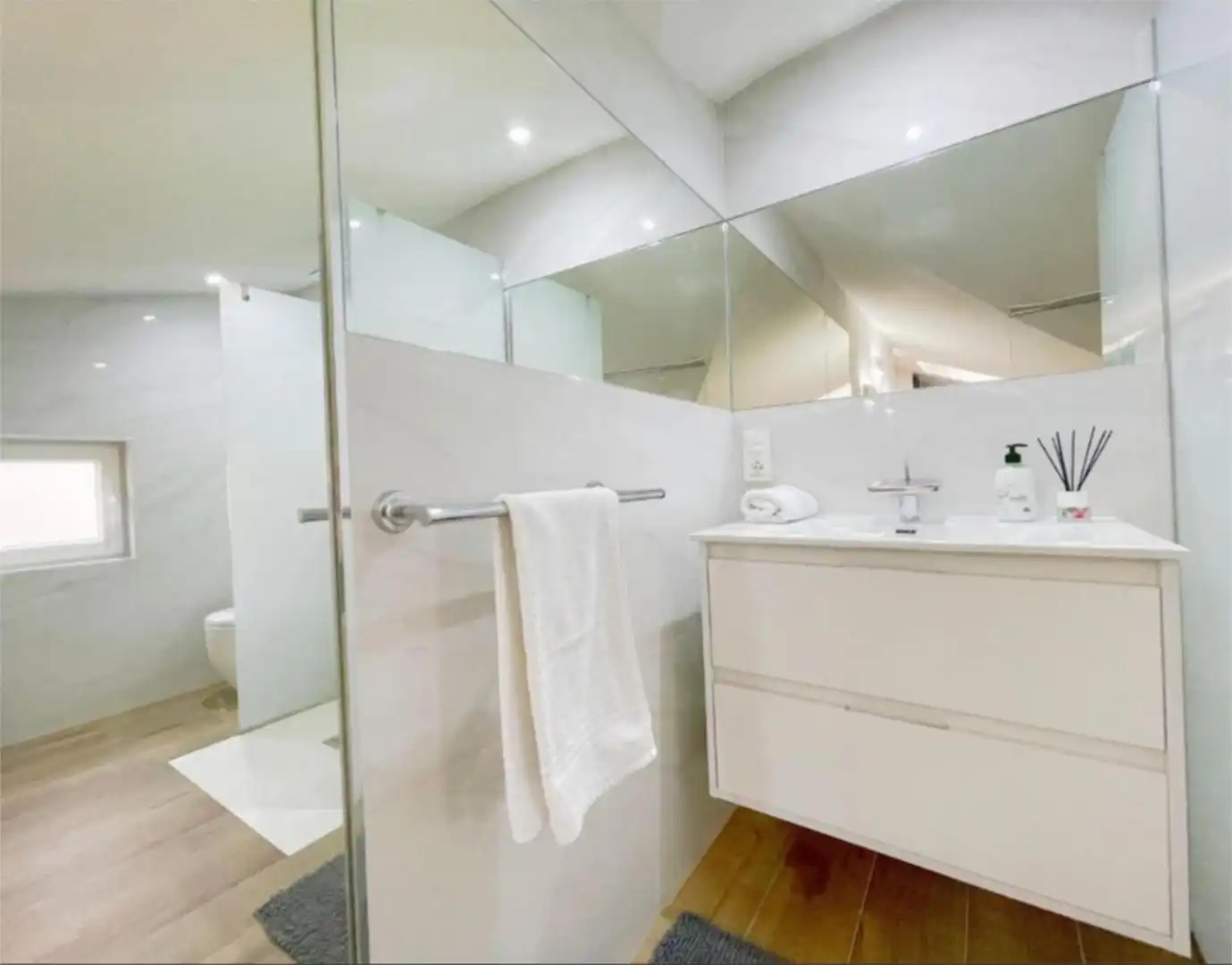 Apartments for sale in Avenida Ordoño II, 10, Centro Ciudad Bathroom of Apartments for sale in León Capital with Air Conditioner, Heating and Parquet flooring