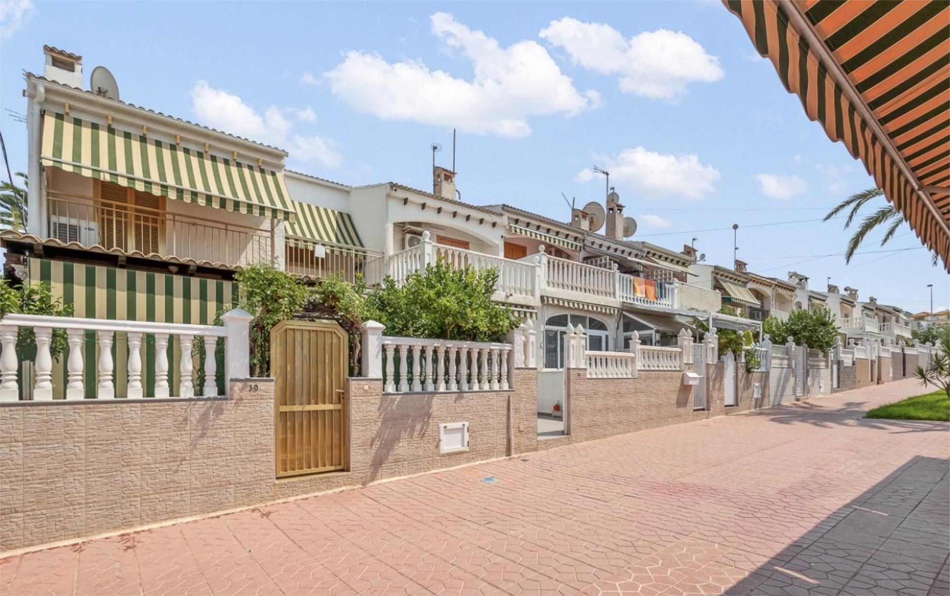 Vista exterior de Casa adosada de lloguer en Santa Pola amb Aire condicionat, Terrassa i Piscina