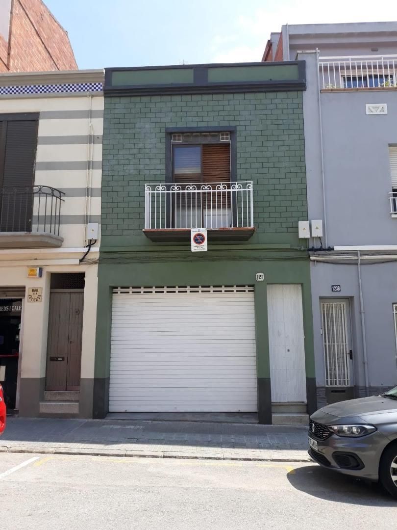Vista exterior de Casa adosada en venda en Terrassa amb Aire condicionat, Terrassa i Balcó