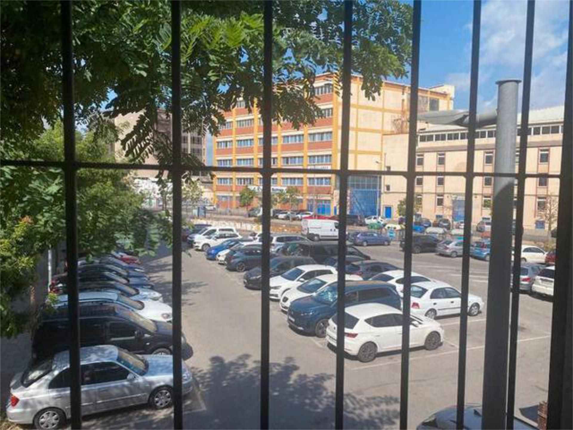 Aparcament de Oficina de lloguer en L'Hospitalet de Llobregat amb Aire condicionat