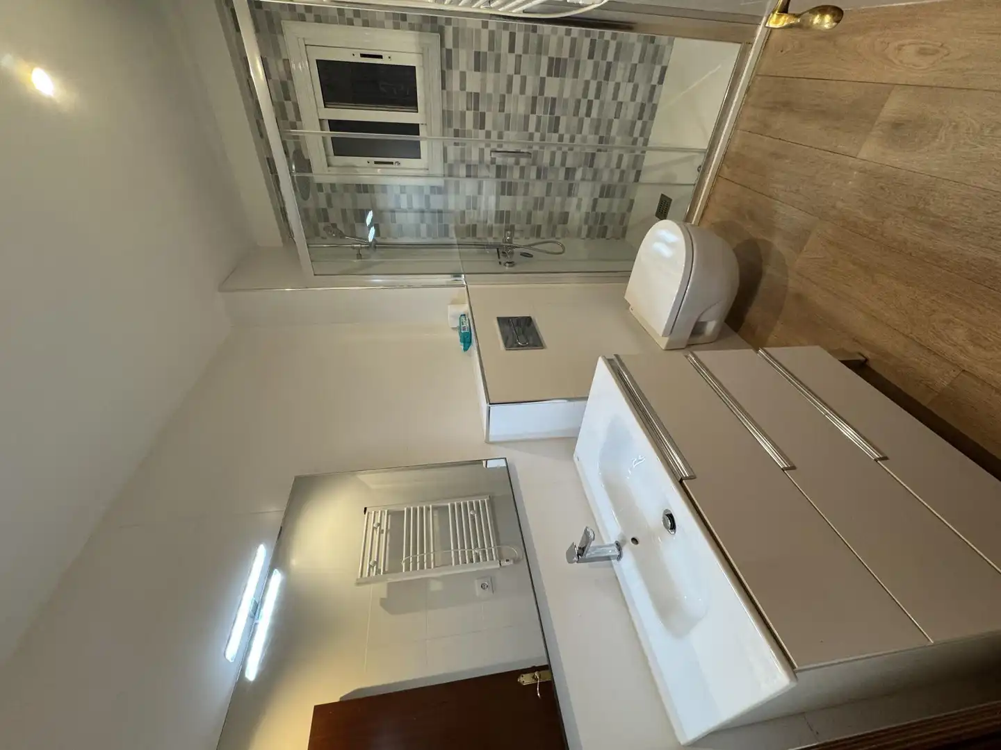 Bathroom of Flat for rent in Barcelona  with Parquet flooring, Terrace and Furnished