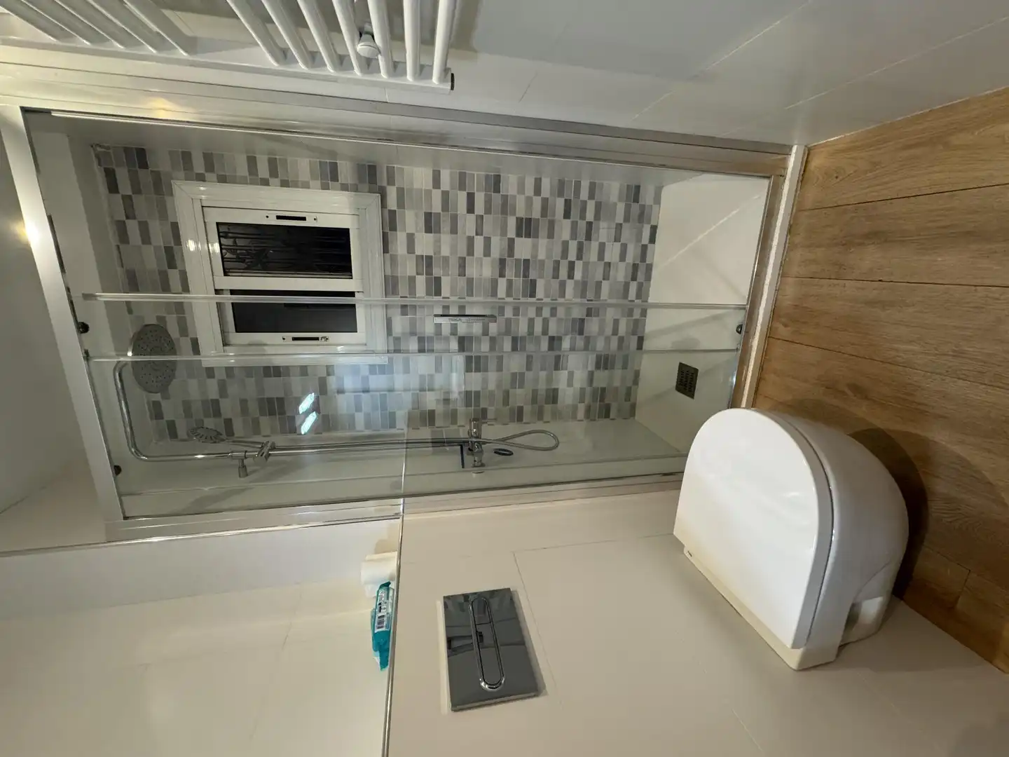 Bathroom of Flat for rent in Barcelona  with Parquet flooring, Terrace and Furnished