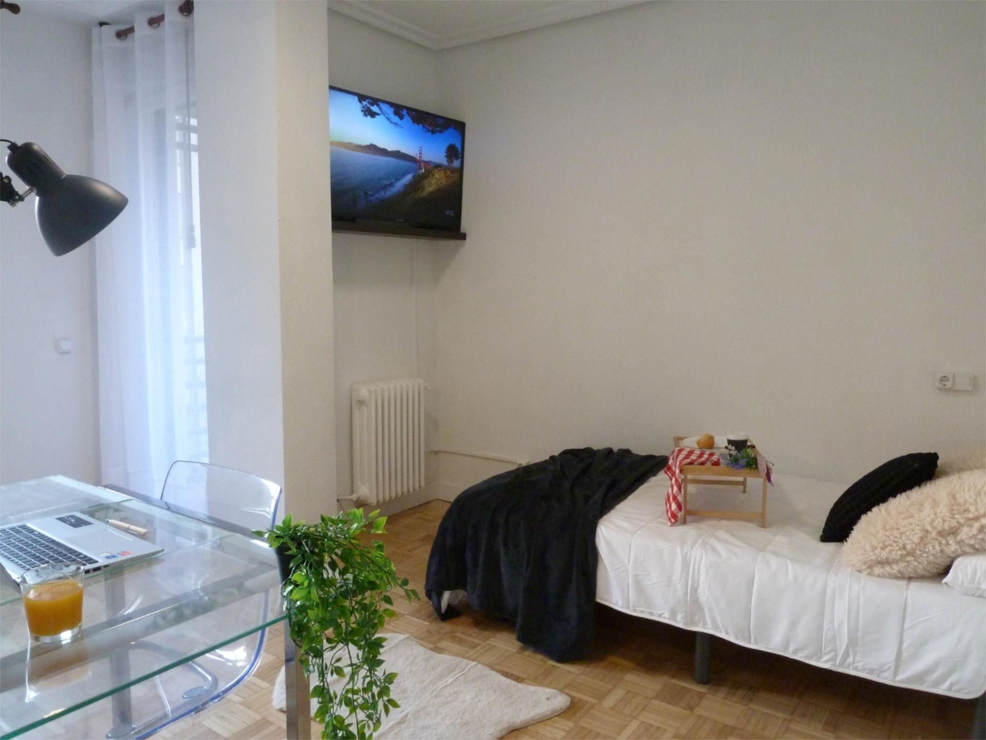 Flat to share in Calle Pintor Asarta, Iturrama Bedroom of Flat to share in Pamplona / Iruña with Heating, Parquet flooring and Furnished