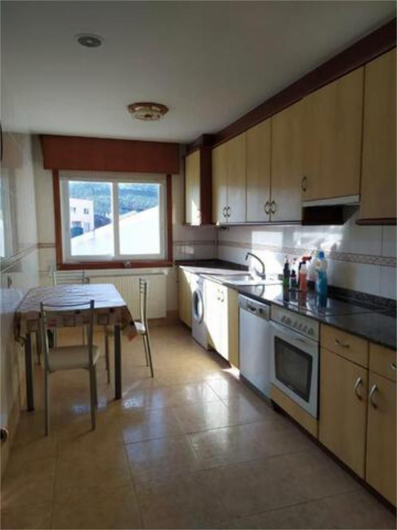 Cuina de Pis de lloguer en Arteixo amb Calefacció, Terrassa i Traster