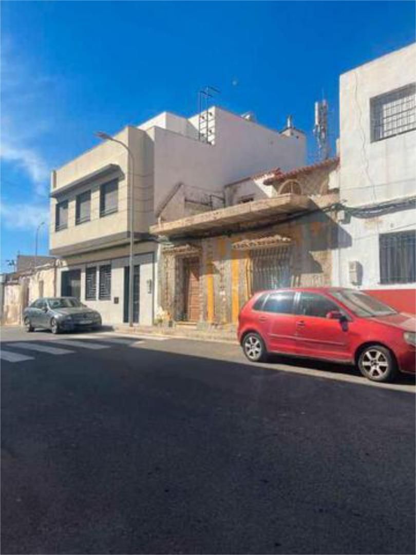 Vista exterior de Casa o xalet en venda en  Melilla Capital amb Jardí privat, Terrassa i Traster