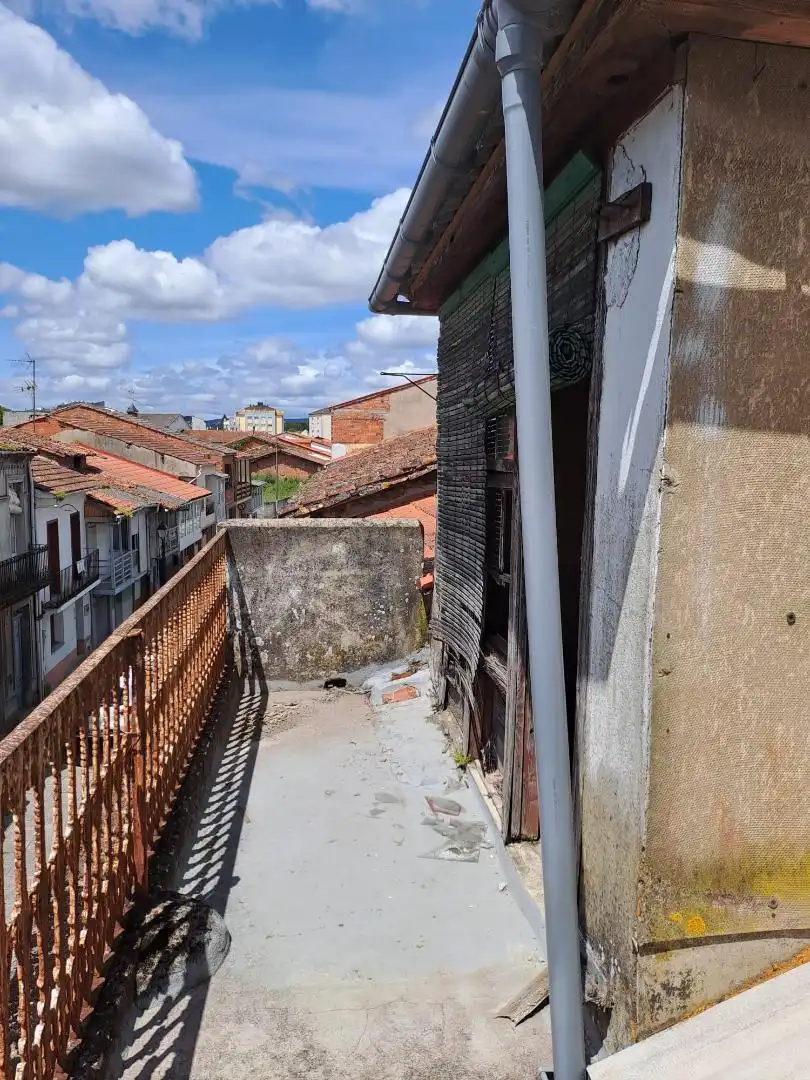 Außenansicht von Einfamilien-Reihenhaus zum Verkauf in Monforte de Lemos
