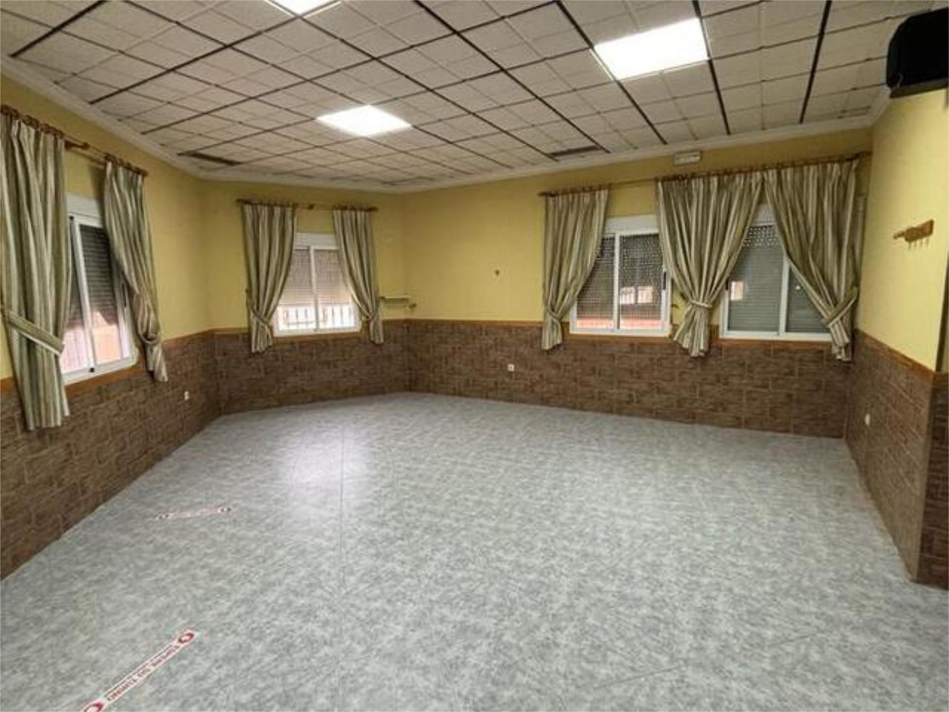 Local de alquiler en La Solana  