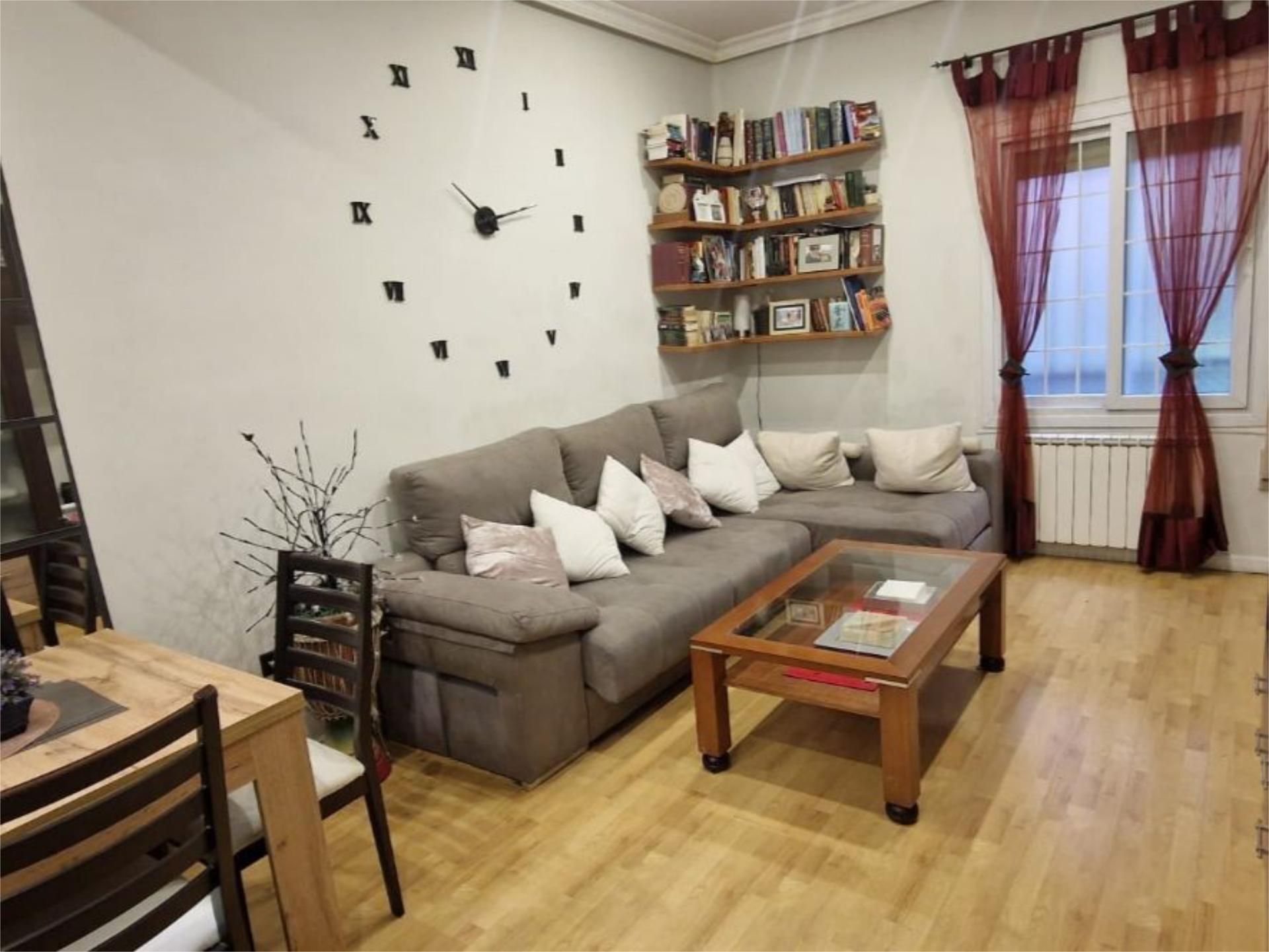 Living room of Flat for sale in  Madrid Capital
