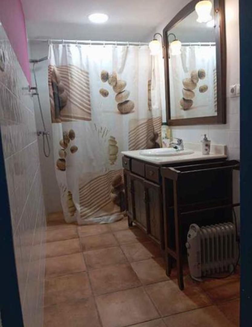 Badezimmer von Einfamilien-Reihenhaus miete in El Acebrón   mit Heizung, Privatgarten und Abstellraum
