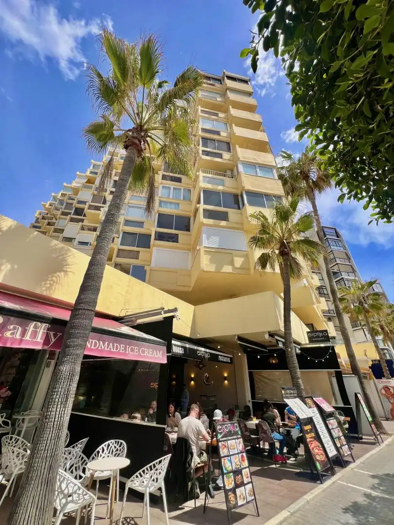 Flat for sale in Avenida Duque de Ahumada, 11, Playa Bajadilla - Puertos Exterior view of Flat for sale in Marbella with Air Conditioner, Terrace and Swimming Pool