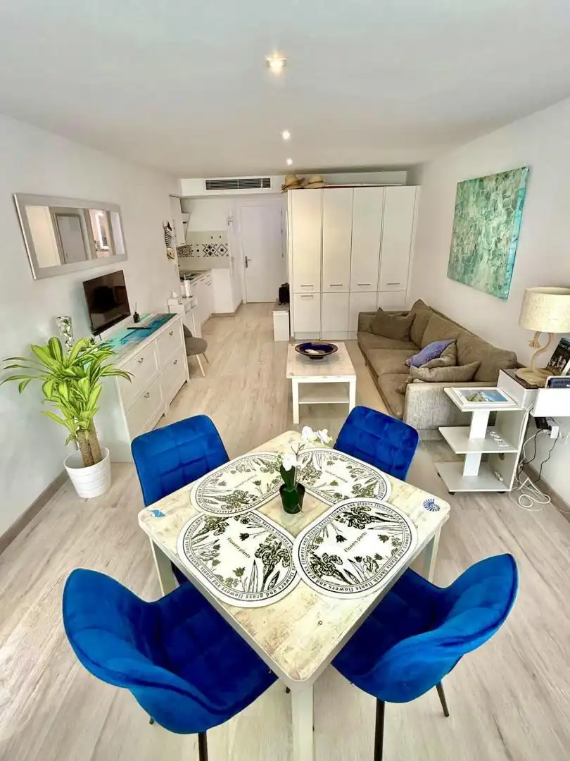 Flat for sale in Avenida Duque de Ahumada, 11, Playa Bajadilla - Puertos Living room of Flat for sale in Marbella with Air Conditioner, Terrace and Swimming Pool