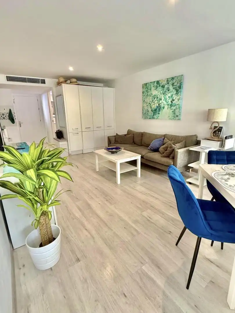 Flat for sale in Avenida Duque de Ahumada, 11, Playa Bajadilla - Puertos Living room of Flat for sale in Marbella with Air Conditioner, Terrace and Swimming Pool