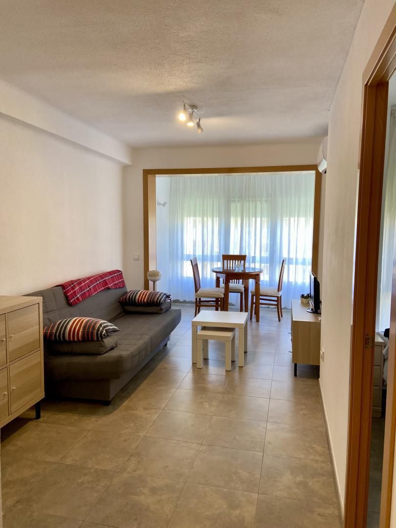 Sala d'estar de Apartament de lloguer en Algarrobo amb Aire condicionat, Piscina i Balcó