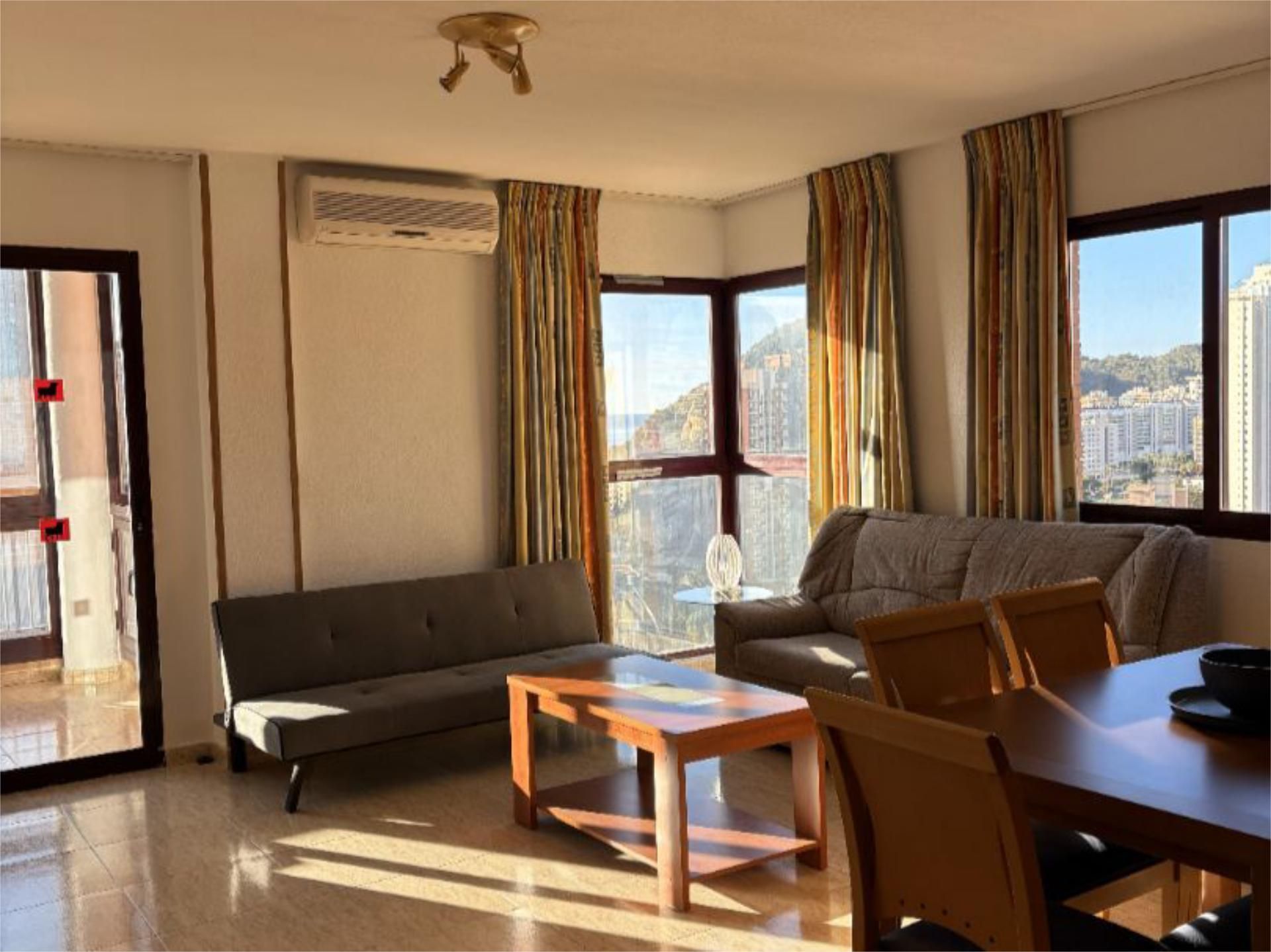 Sala d'estar de Pis de lloguer en Benidorm amb Aire condicionat, Calefacció i Jardí privat