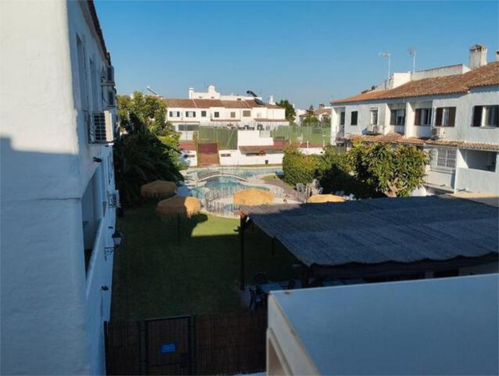 Exterior view of Single-family semi-detached for sale in Tomares  with Terrace and Swimming Pool