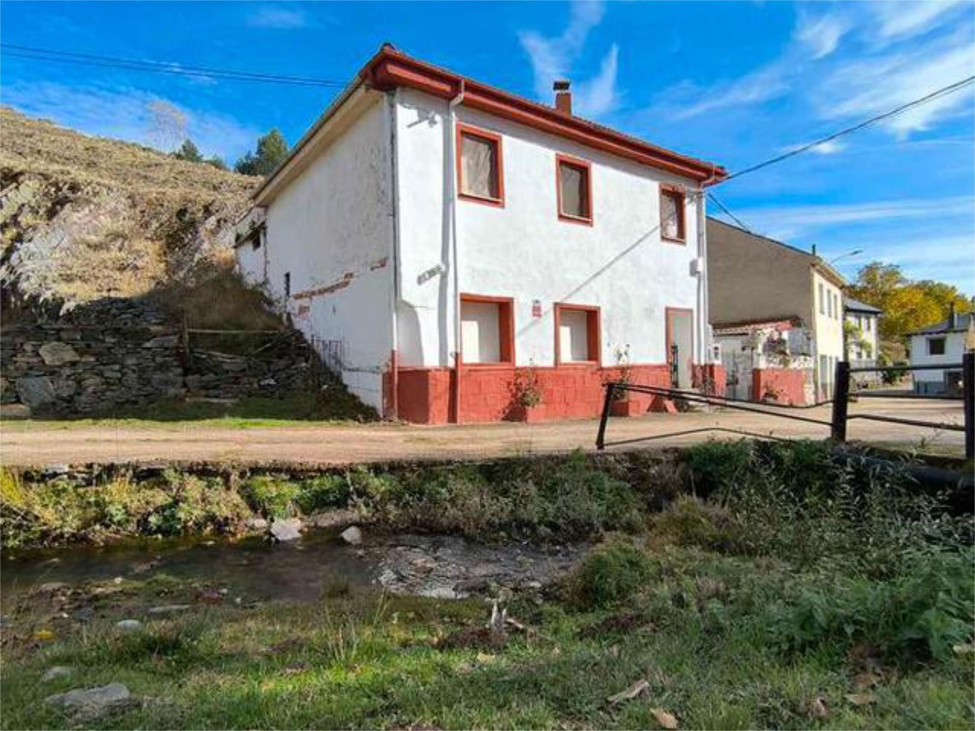 Vista exterior de Casa o xalet en venda en Riello amb Calefacció, Jardí privat i Terrassa