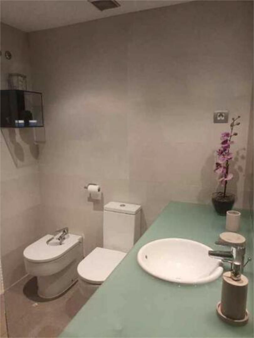 Baño de Piso en venta en  Madrid Capital con Calefacción, Jardín privado y Trastero