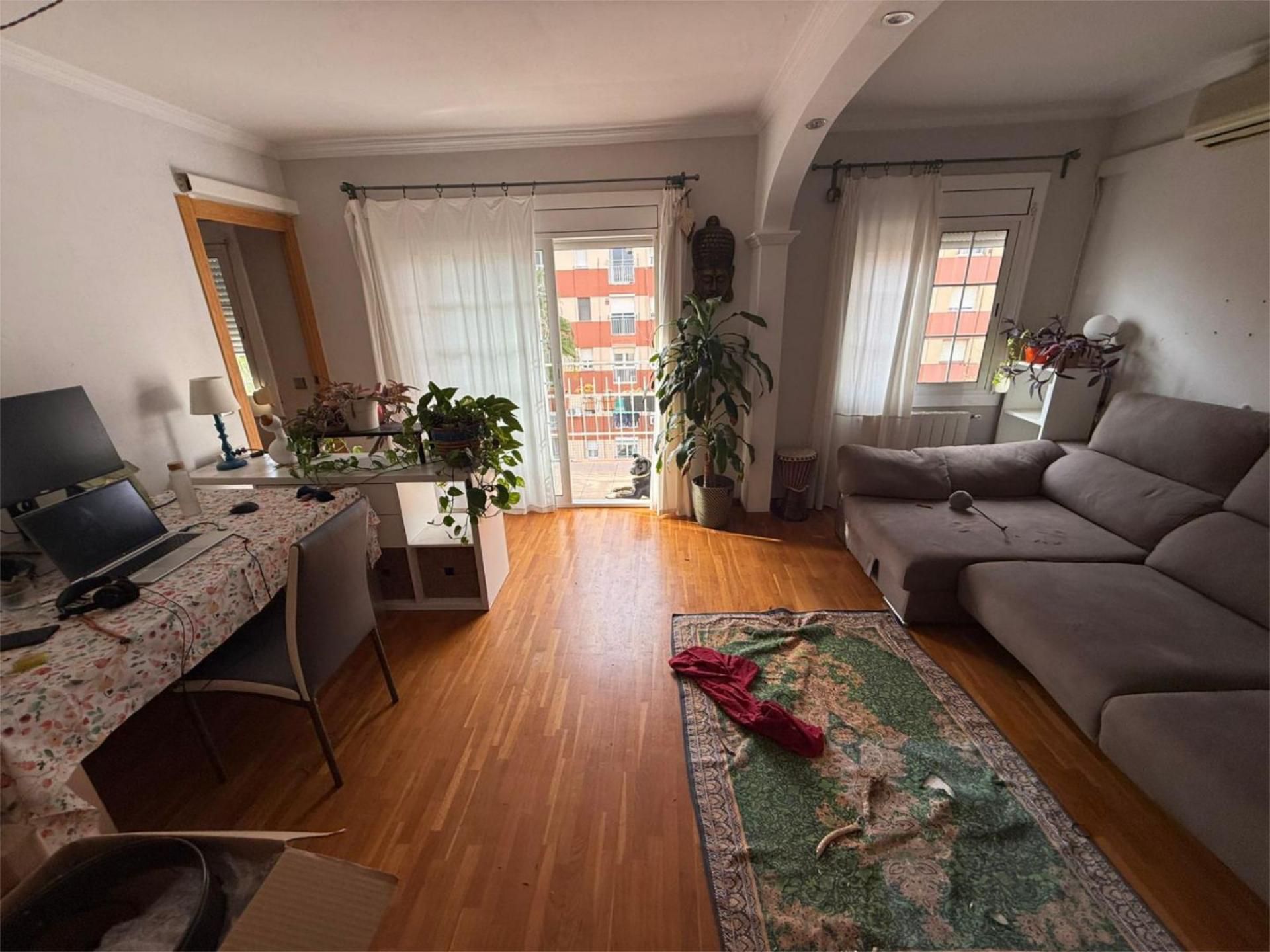 Sala d'estar de Pis en venda en Cornellà de Llobregat amb Aire condicionat, Calefacció i Parquet