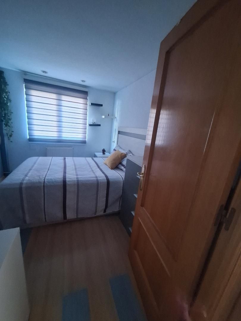 Bedroom of Flat to share in Oviedo   with Heating, Parquet flooring and Furnished