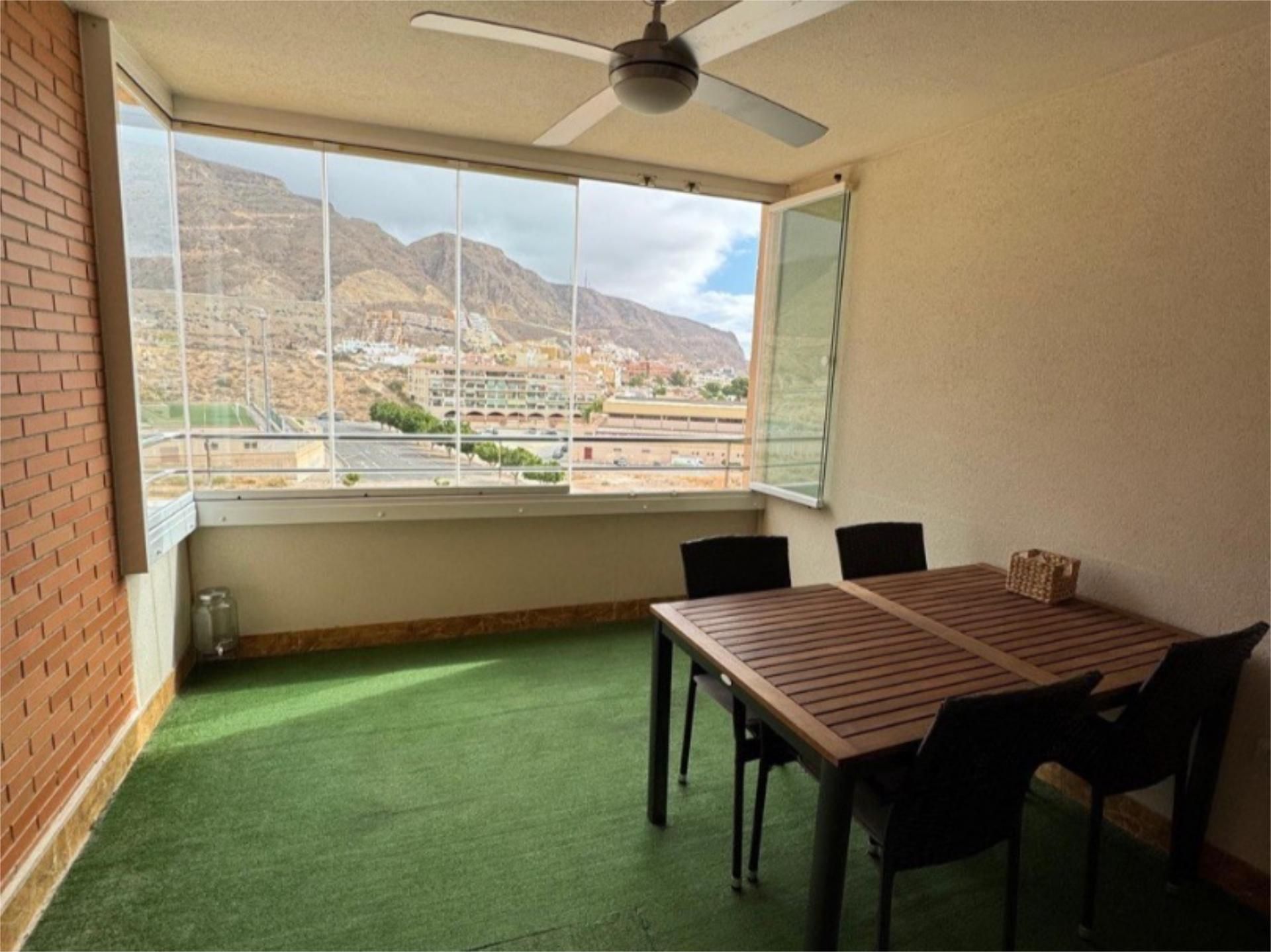 Vista exterior de Pis en venda en Roquetas de Mar amb Aire condicionat, Calefacció i Terrassa