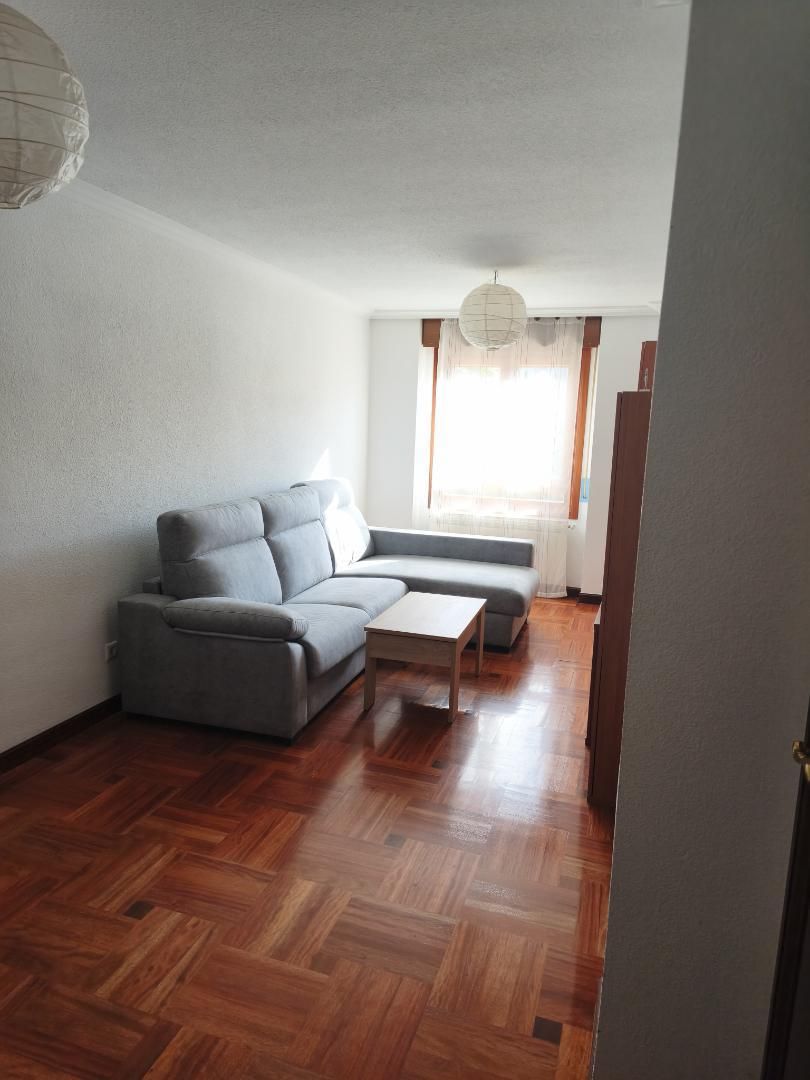 Sala de estar de Piso en venta en Burgos Capital con Calefacción, Parquet y Trastero