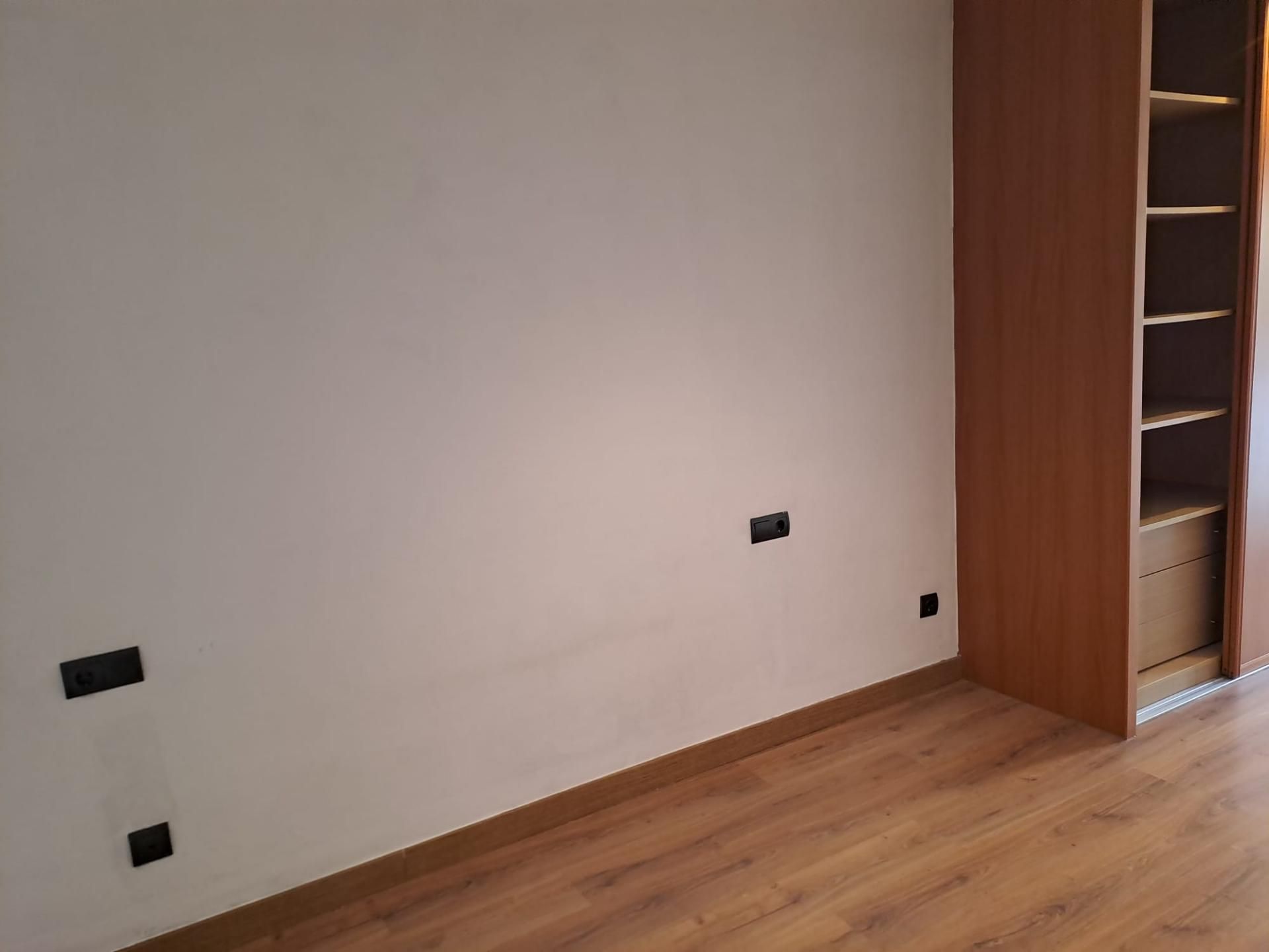 Dormitori de Pis de lloguer en Badalona amb Aire condicionat, Parquet i Balcó