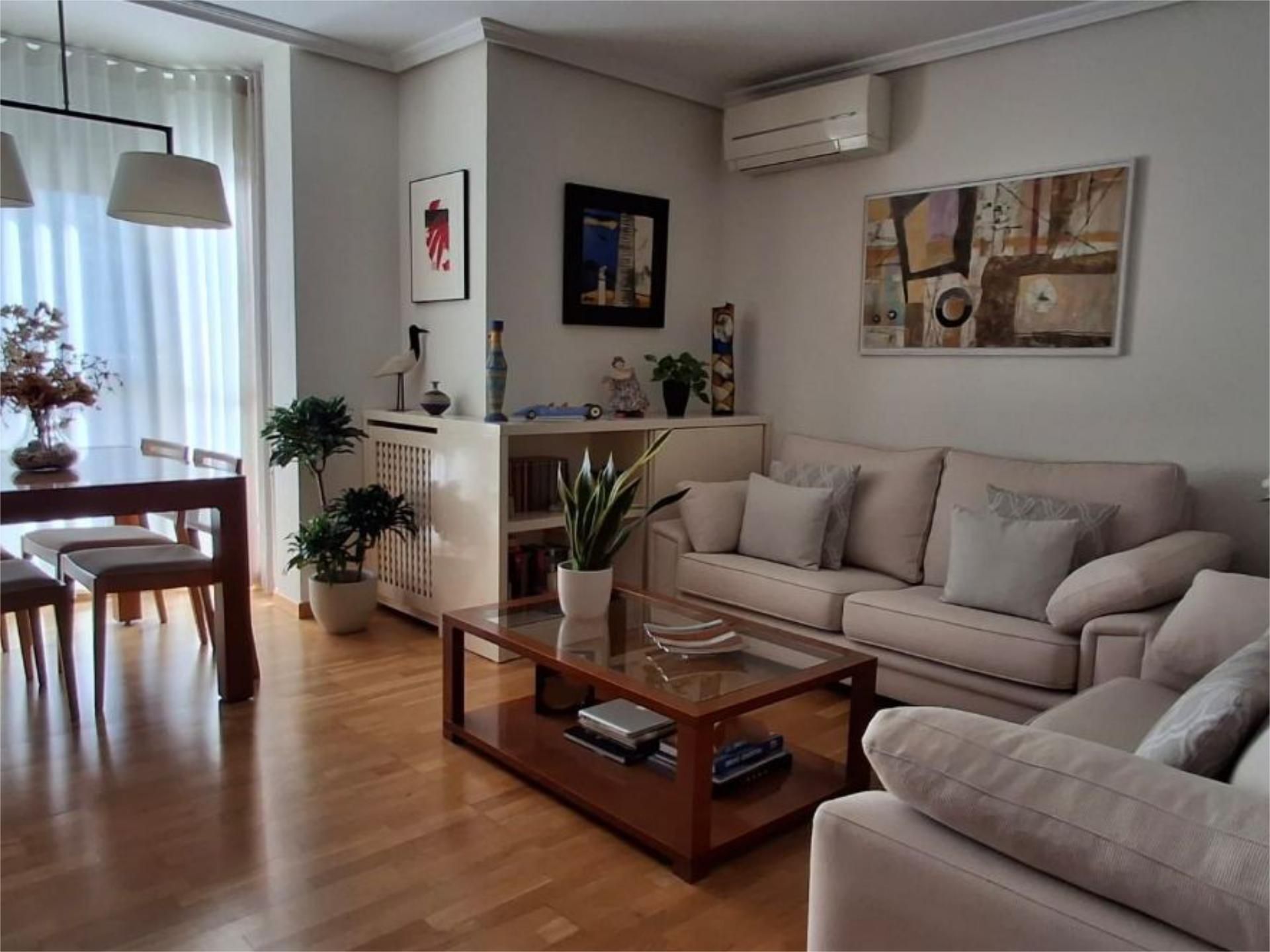 Sala d'estar de Pis en venda en  Madrid Capital amb Aire condicionat, Piscina i Balcó