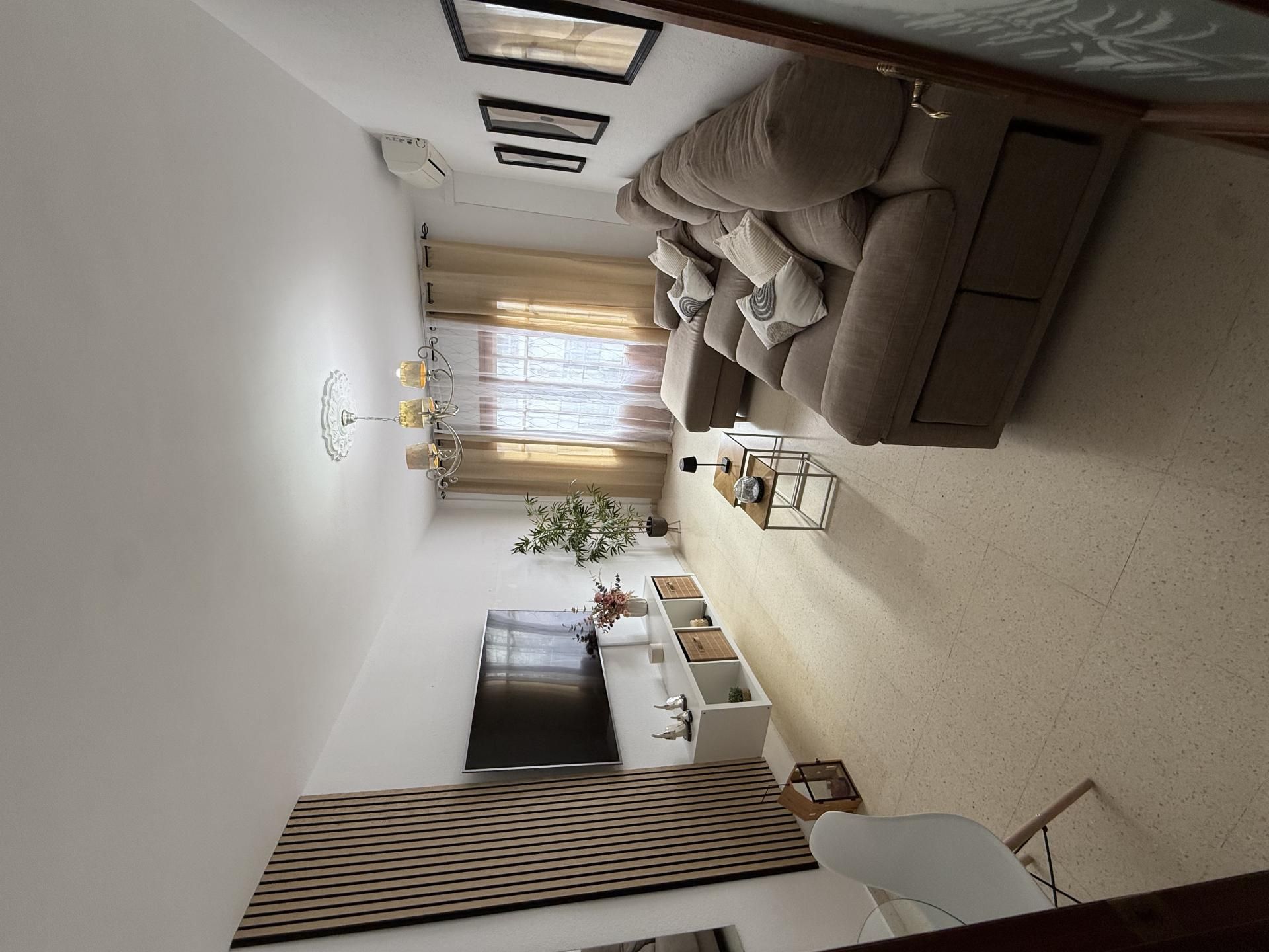 Sala d'estar de Pis de lloguer en Puente Genil amb Aire condicionat, Moblat i Balcó