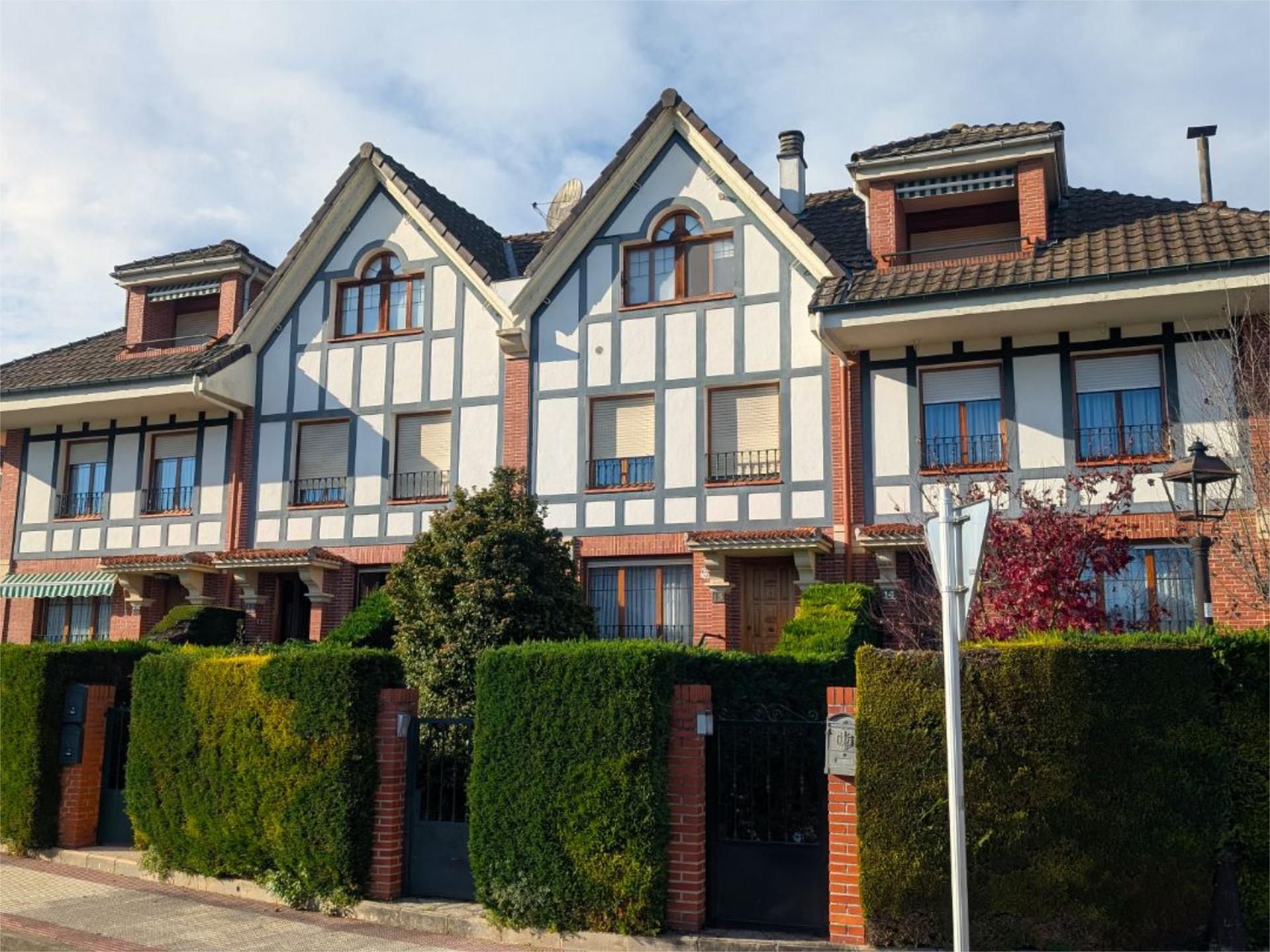 Vista exterior de Pis en venda en Zalla  amb Calefacció, Jardí privat i Terrassa