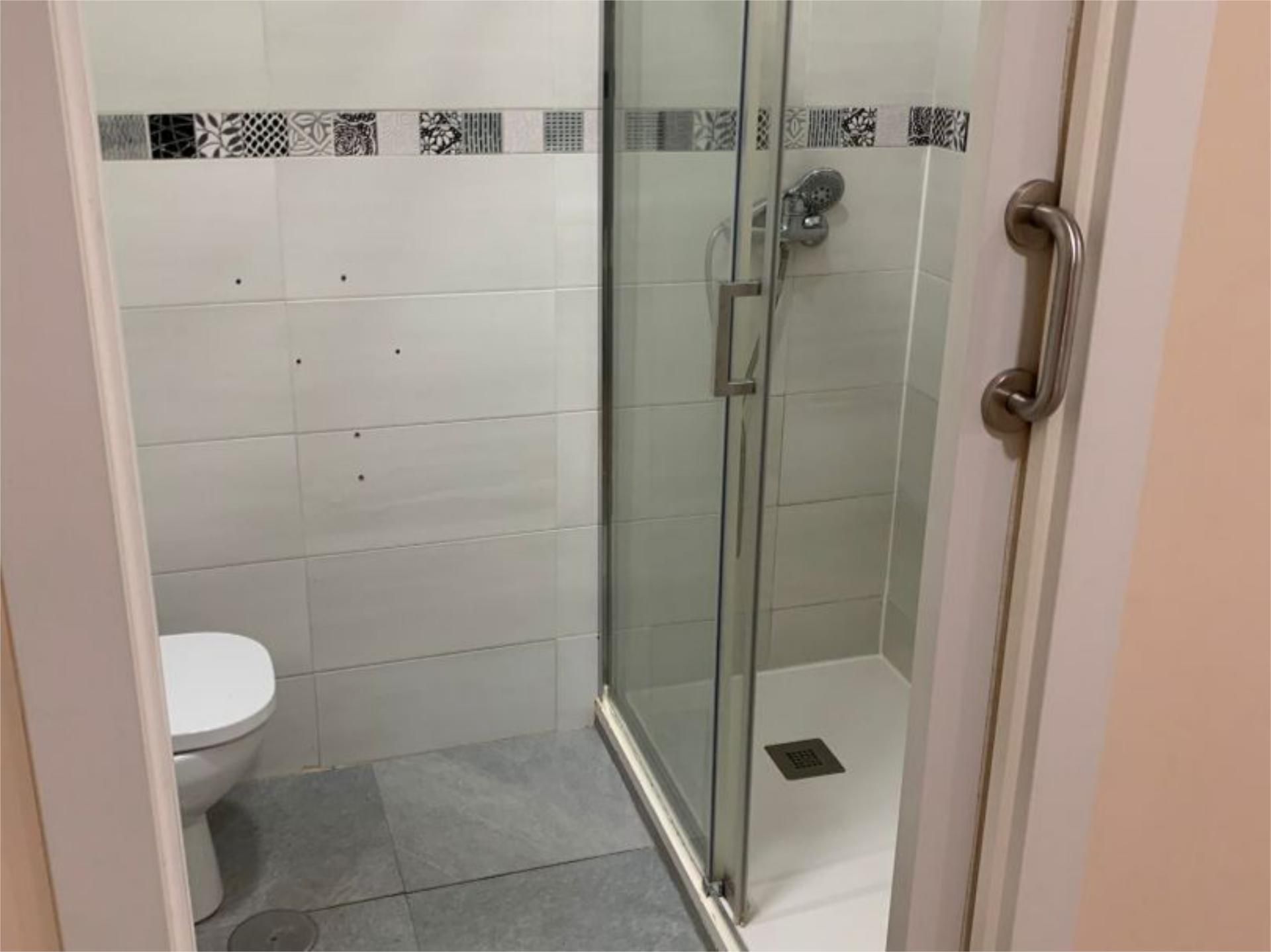 Bathroom of Study to rent in Benacazón  with Air Conditioner and Parquet flooring