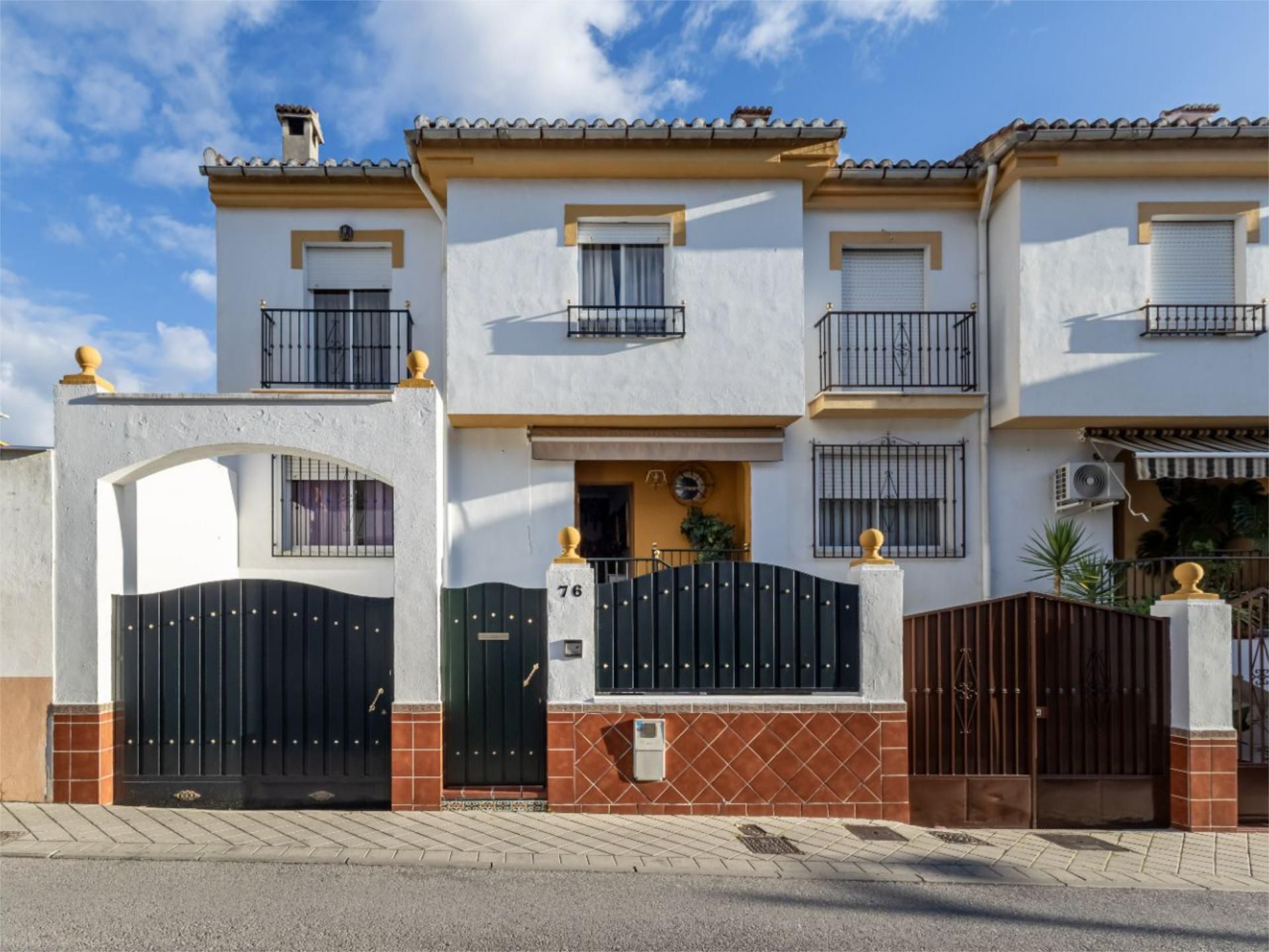 Vista exterior de Casa adosada en venda en Peligros amb Aire condicionat, Terrassa i Balcó
